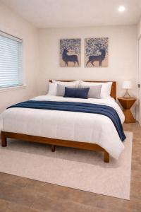 a bedroom with a large bed and two pictures of horses at Lisboa Shores in Miami
