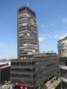 ベオグラードにあるApartment Baroqueの窓が多い高層オフィスビル