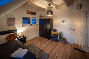 a living room with a couch and a chair at Privates Team-Haus nahe VW Wolfsburg I 4-5 Schlafzimmer, Einzelbetten, perfekt für Monteure, Teams und Reisegruppen I Parkplatz I Rechnung mit MwSt in Calberlah +43 photos