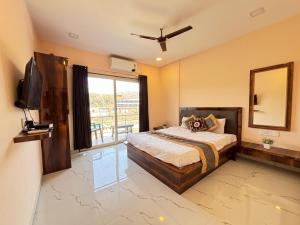 a bedroom with a large bed and a mirror at Aroma Residency 2bhk villa & delux rooms in Mahabaleshwar