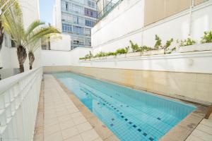 a swimming pool in the middle of a building at Promenade Palladium Leblon in Rio de Janeiro