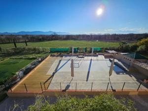 an overhead view of a tennis court with a tennis court at Mas de la tour de rey in Canet-en-Roussillon