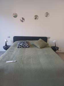 ein Schlafzimmer mit einem Bett und zwei Wandlampen in der Unterkunft casa cinna in Montà + 15 Fotos
