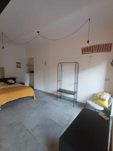 ein Schlafzimmer mit einem Bett und einem Stuhl in der Unterkunft casa cinna in Montà
