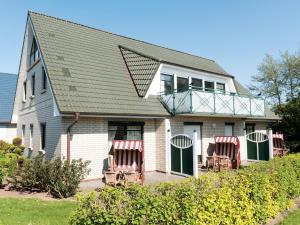 a house with two chairs and a solar roof at Appartements Stinteck WW45 in Stinteck