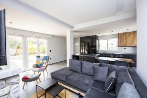 a living room with a couch and a kitchen at Villa Omega in Lévktron