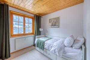 a bedroom with a bed and a window at Centrally located with great views and terrace in Champéry