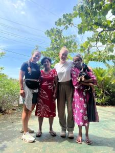 a group of people posing for a picture at Senaya Homestay in Belihuloya