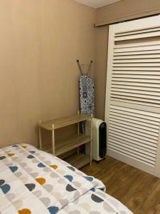 a bedroom with a bed and a table and a window at Appartement climatisé 1 à 4 personnes avec belle terrasse in Vidauban