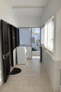 a bathroom with a washing machine in a room at Private Room in Corroios 15 Minutes from the Beach - Quarto Privado em Corroios com Fácil Acesso à Praia e Lisboa in Corroios