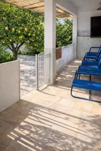 a row of blue chairs sitting on a patio at Private Room in Corroios 15 Minutes from the Beach - Quarto Privado em Corroios com Fácil Acesso à Praia e Lisboa in Corroios +3 photos