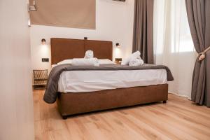 a bedroom with a large bed with towels on it at Via Basta in Koroni