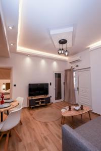 a living room with a television and a table at Via Basta in Koroni