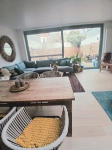 a living room with a couch and a table and chairs at Mi casa es su casa in Ghent +25 photos
