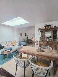 a living room with a table and chairs at Mi casa es su casa in Ghent