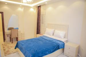 a bedroom with a bed and a desk and a mirror at الزقازيق in Kafr Muḩammad Ḩusayn