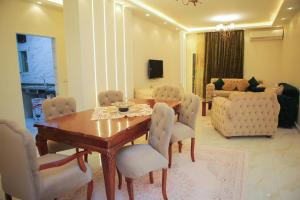 a living room with a wooden table and chairs at الزقازيق in Kafr Muḩammad Ḩusayn