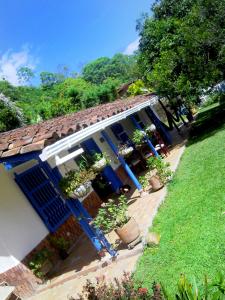 una casa azul y blanca con macetas. en Casazul Casa de Campo, en Fredonia