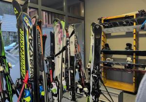 a bunch of skis are lined up in a room at Nest 316 Bela Reka Kopaonik in Brzeće