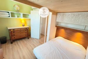 a bedroom with a bed and a dresser in it at Les Alys Arles Centre in Arles