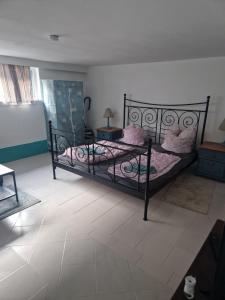 Un pat sau paturi într-o cameră la Ferienwohnung