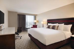 Habitación de hotel con cama grande y escritorio. en Holiday Inn Chicago Schaumburg, an IHG Hotel, en Schaumburg