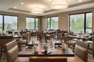 A restaurant or other place to eat at Holiday Inn Chicago Schaumburg, an IHG Hotel