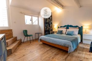 a bedroom with a king sized bed in a room at La Pitchoune Arles Centre in Arles