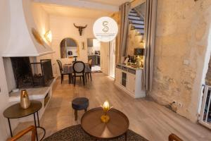 a living room with a table and chairs at La Pitchoune Arles Centre in Arles