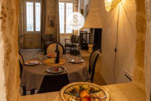 a dining room with a table with food on it at La Pitchoune Arles Centre in Arles +33 photos