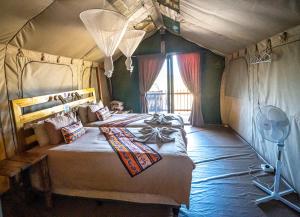 ein Schlafzimmer mit zwei Betten in einem Zelt in der Unterkunft Mwandi View in Kavimba