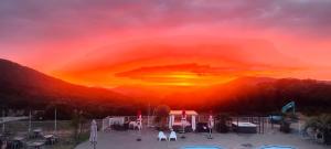 Ein Sonnenuntergang mit einer Gruppe von Stühlen und Sonnenschirmen in der Unterkunft Acquella in Cauro + 15 Fotos