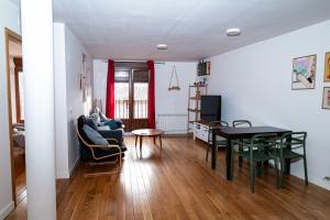 a living room with a table and a dining room at Piso en Antigua Casa de Correos in Molina de Aragón