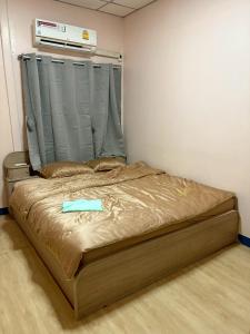 a bedroom with a bed with a blue arrow on it at Worsakornrit Homestay in Bangkok +9 photos