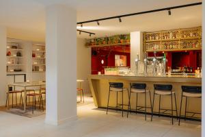 a bar in a restaurant with bar stools at Leonardo Eden Hotel Amsterdam City Center in Amsterdam +56 photos