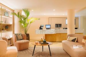 a living room with a couch and a table at Leonardo Eden Hotel Amsterdam City Center in Amsterdam