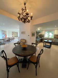 a dining room with a table and chairs at Domaine des Druides in Apt