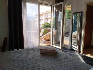 a bedroom with a bed and a large window at Villa au Cœur du Centre - Jardin & Terrasse, Parking Gratuit in Aix-en-Provence +59 photos