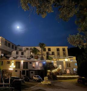 ein Hotel bei Nacht mit dem Mond am Himmel in der Unterkunft Veta Corona in Tlalpujahua