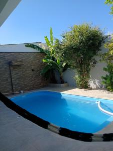 a large blue swimming pool in a yard at Casa central com piscina! in Guaratuba