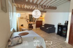 a living room with a bed and a couch at Arène Arles Centre in Arles