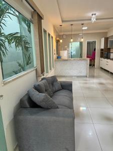 a couch in the middle of a living room at Casa completa com 3 quartos,ar e garagem in Sobral