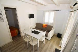 a small living room with a table and a couch at VILLAGGIO TURISTICO LA FOCE SpA in Toscolano Maderno