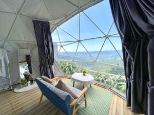 a room with a chair and a table in a tent at ลักษณ์ภูชี้ฟ้า 2 แบบโดม in Ban Seng Choi