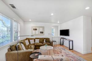 a living room with a couch and a tv at Perfect Friends Getaway in Sonoma in Sonoma