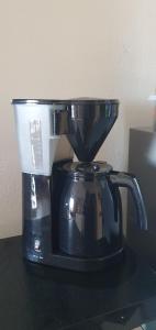 a black blender sitting on top of a counter at Studio à la campagne in Villanova