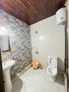 a bathroom with a toilet and a sink at Amor Villa Abu in Mount Ābu