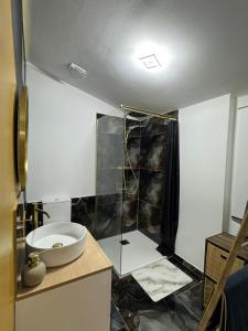 a bathroom with a shower and a sink at L'instant étoilé in Châteauneuf-lès-Martigues