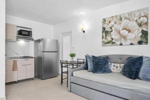 a living room with a couch and a kitchen at Bay View by Otium in Catano