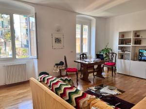 a living room with a couch and a table at I ciottoli di Bogliasco in Bogliasco